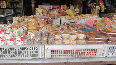 Balinesische Süßigkeiten auf einem Markt.